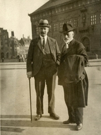 Foto met Berlage en museumdirecteur Van Gelder